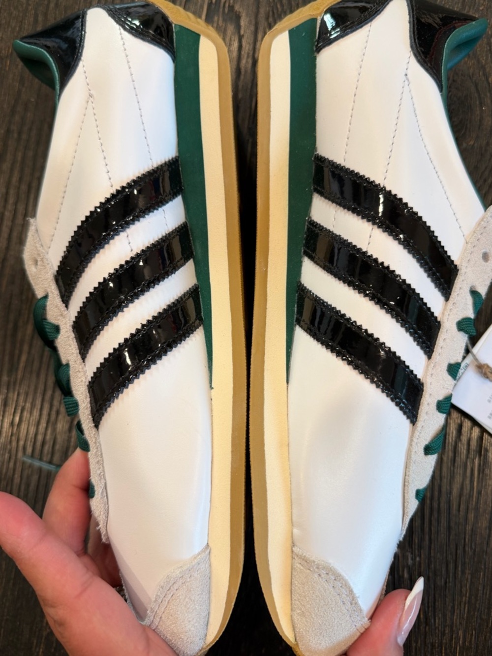 Adidas originals Women's Country Cloud White / Core Black / Golden size 8.5